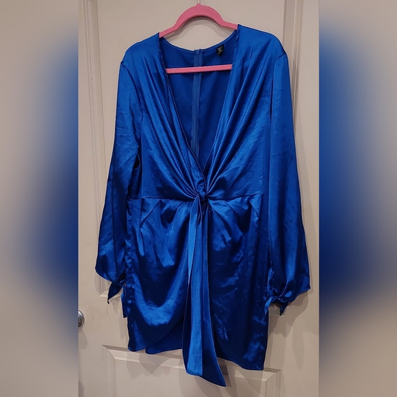 BNWOT Shein Deep V-Neck Tied Mini-dress - Picture 3 of 6